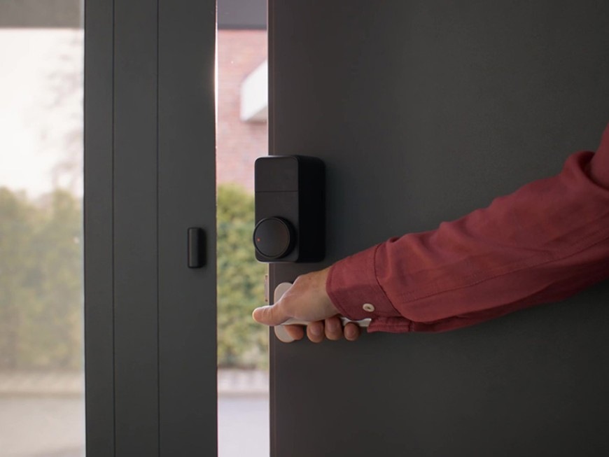 Chytrý zámek SwitchBot Lock Pro instalovaný na vstupních dveřích