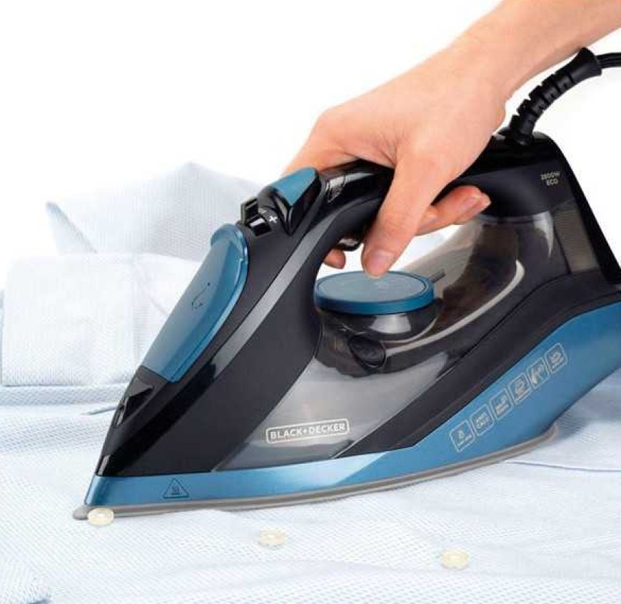 Žehlička Black+Decker BXIR2801E černá/modrá Žehlička Black+Decker BXIR2801E žehlící košili