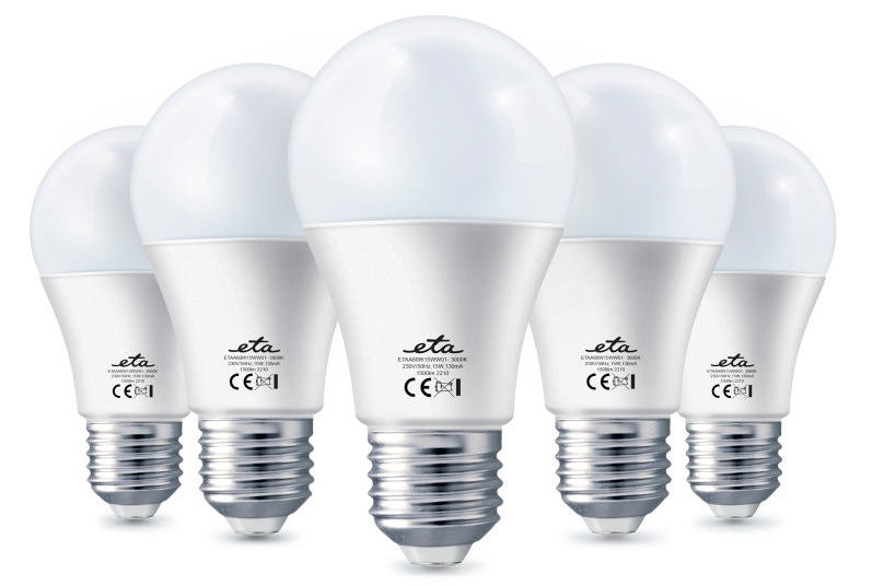 Sada 5 ks 15W LED žárovek ETA s paticí E27 na bílém pozadí