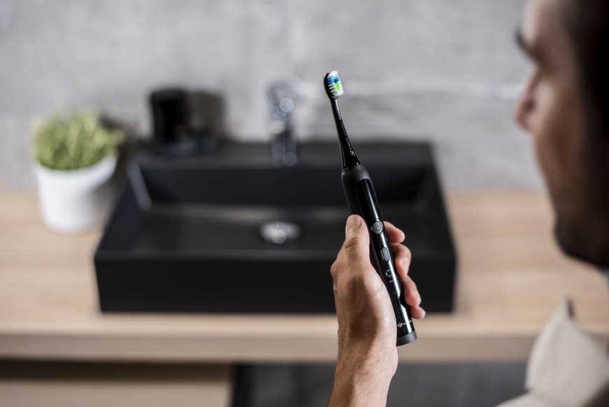 Zubní kartáček TrueLife SonicBrush K150 UV černý TrueLife SonicBrush K150 UV, černá