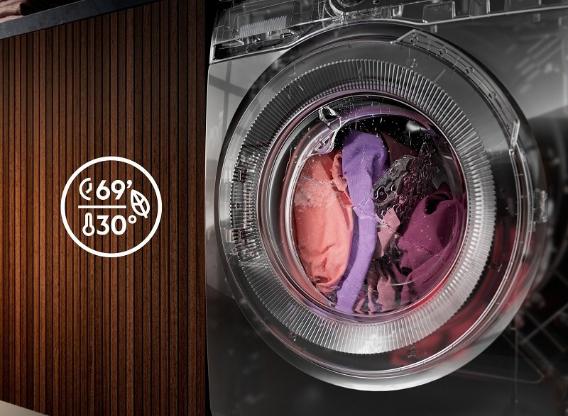 Pračka AEG plná vody a pádla. Vlevo symbol pro program 69 min.