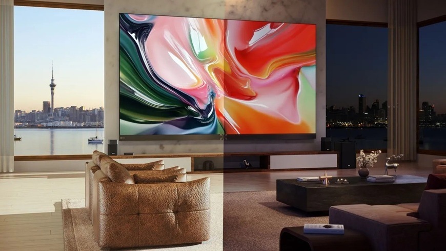TV Hisense 136MX v moderním obývacím pokoji porovnává kvalitu obrazu ve dne a v noci, kdy i při silném denním světle zůstávají barvy syté a kontrast výrazný.