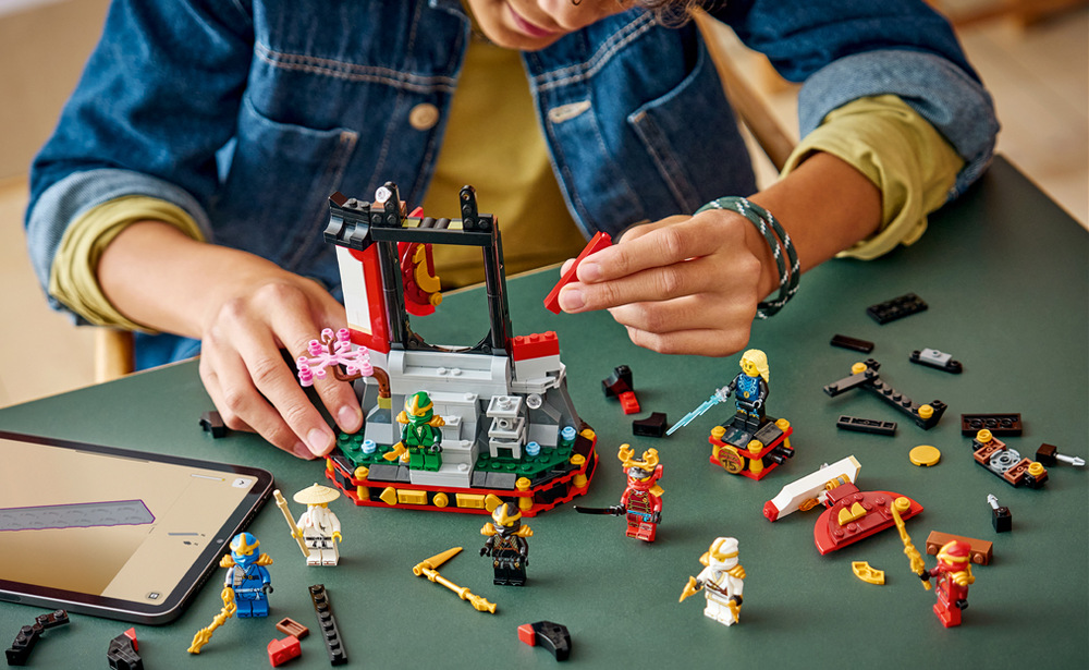 Stavebnice LEGO® NINJAGO® 71866 Výstavka nindžů: 15 let NINJAGO Aplikace LEGO Builder usnadní stavění teenagerům od 14 let a umožní připomenout si 15 let seriálu.