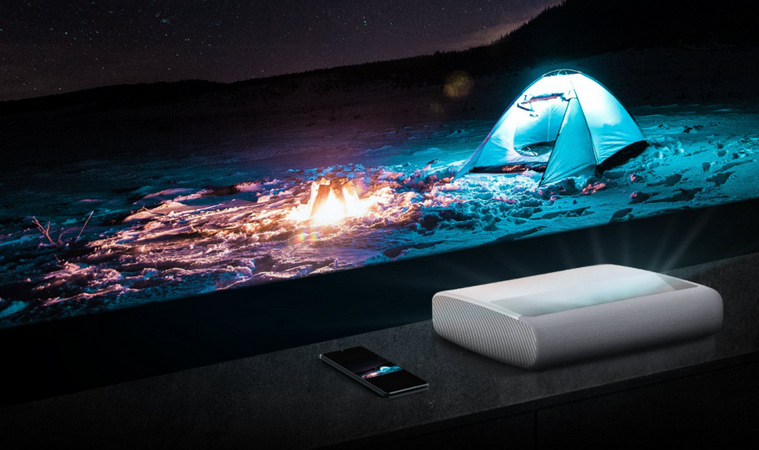 Laser TV Samsung SP-LSP9T promítá obraz z mobilního telefonu položeného vedle něj