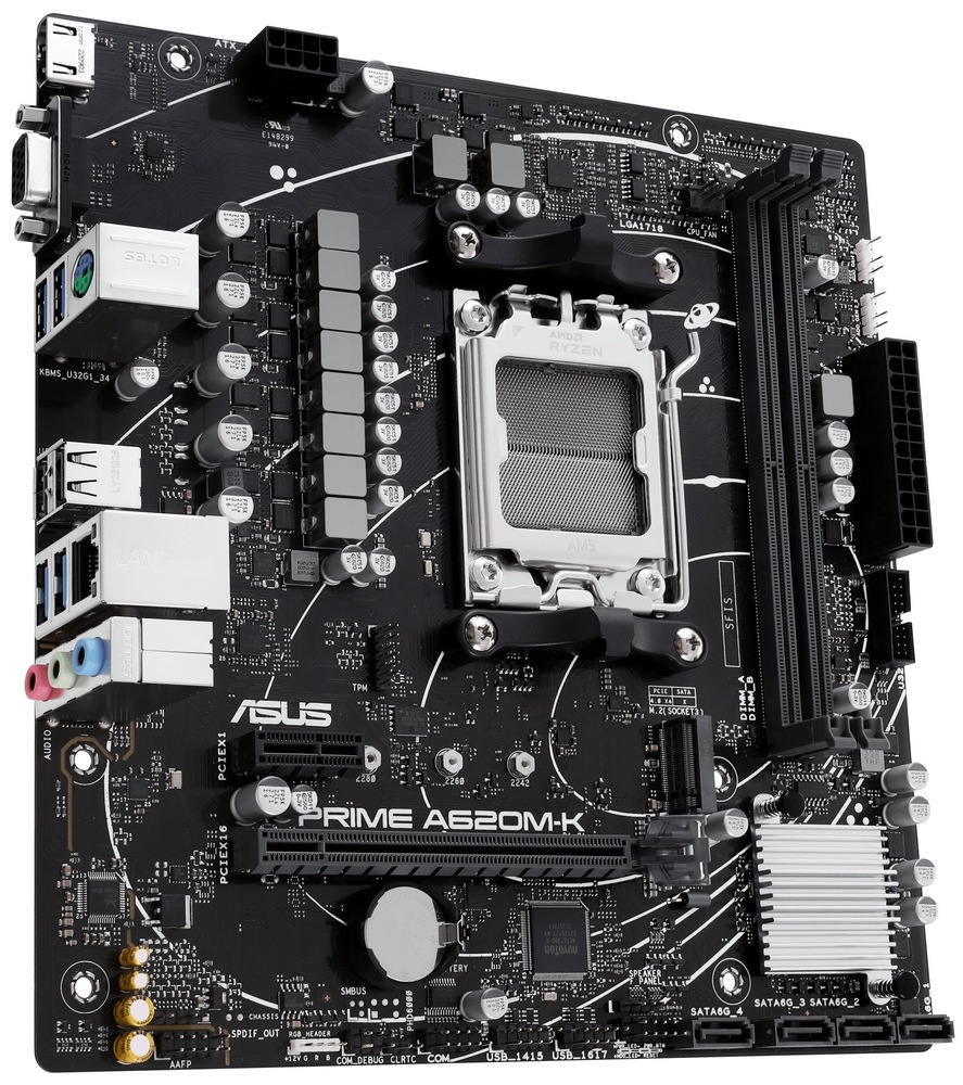 Základní deska Asus PRIME A620M-K Snímek desky šikmo shora. Vidíme všechny detaily desky - sloty pro paměti, procesor. Vidíme i chladič a porty pro připojení externích zařízení.