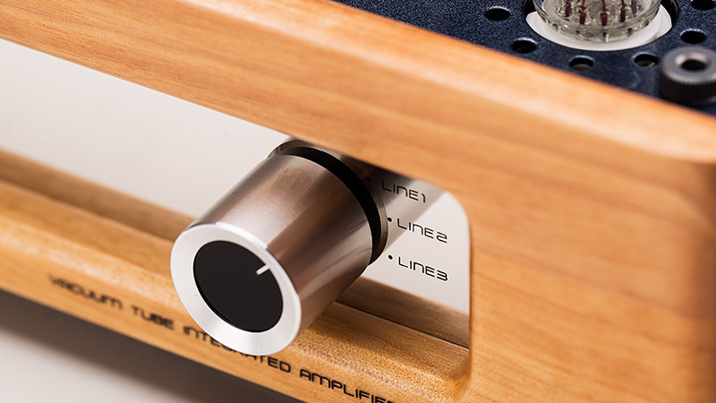 Zesilovač Cayin MT-12N stříbrný Zesilovač Cayin MT-12N přináší špičkový analogový stereo výkon