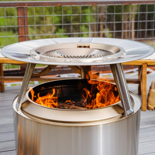 Deflektor tepla Solo Stove Ranger nasazený na bezkouřovém ohništi Ranger při hoření dřeva