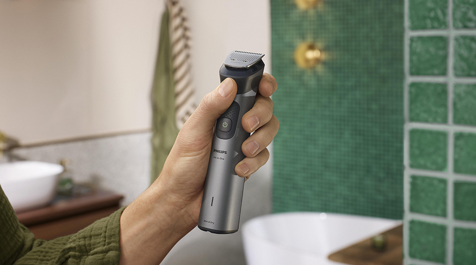 Muž drží v ruce zastřihovač Philips MG7941/15 Series 7000