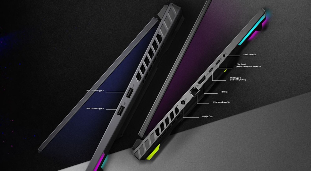 Dva elegantní, napůl otevřené notebooky se svítícími RGB světelnými proužky, na kterých je na tmavém pozadí vidět několik označených portů, včetně USB, HDMI a Ethernet.