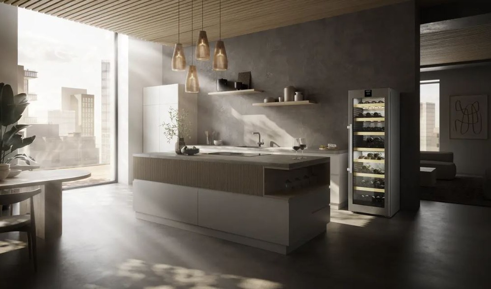 Vinotéka Liebherr Vinidor WPsd 5252 nerez vinotéka Liebherr WPsd 5252 umístěna v prosluněné kuchyni šedého moderního bytu ve výškové budově. Vedle vinotéky je kuchynska linka se dřezem a z druhe strany vchod do další místnosti, naproti vinotéky je kuchynsky ostruvek