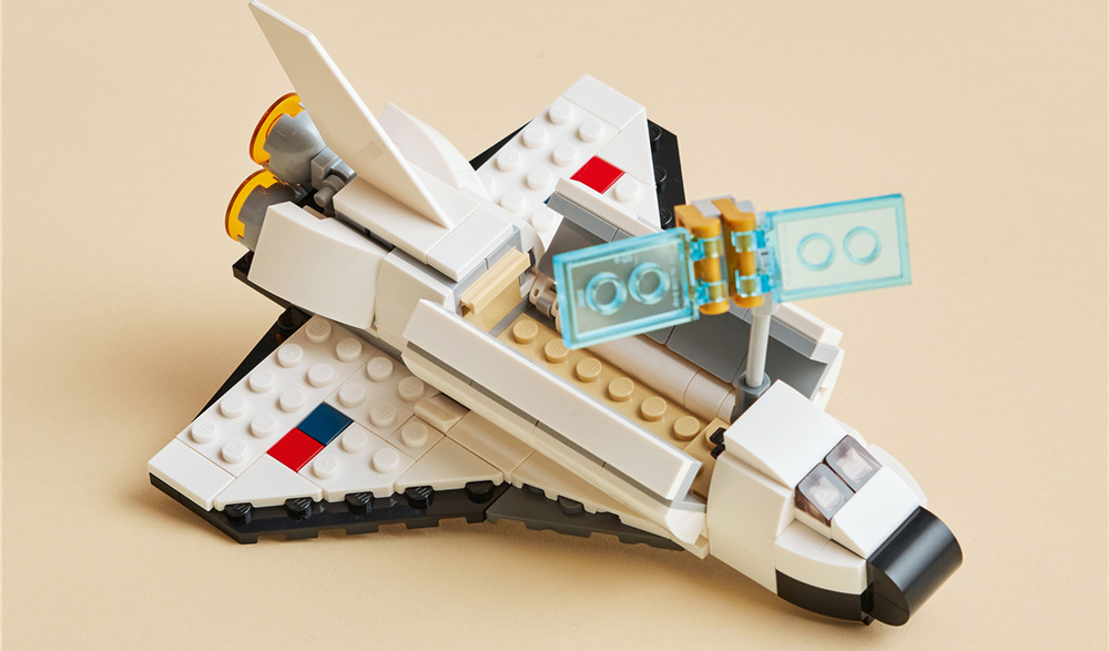 Stavebnice LEGO® Creator 3 v 1 31134 Raketoplán Raketoplán ukrývá odnímatelný satelit a doplňuje ho pohyblivý astronaut s jetpackem a vlajkou.