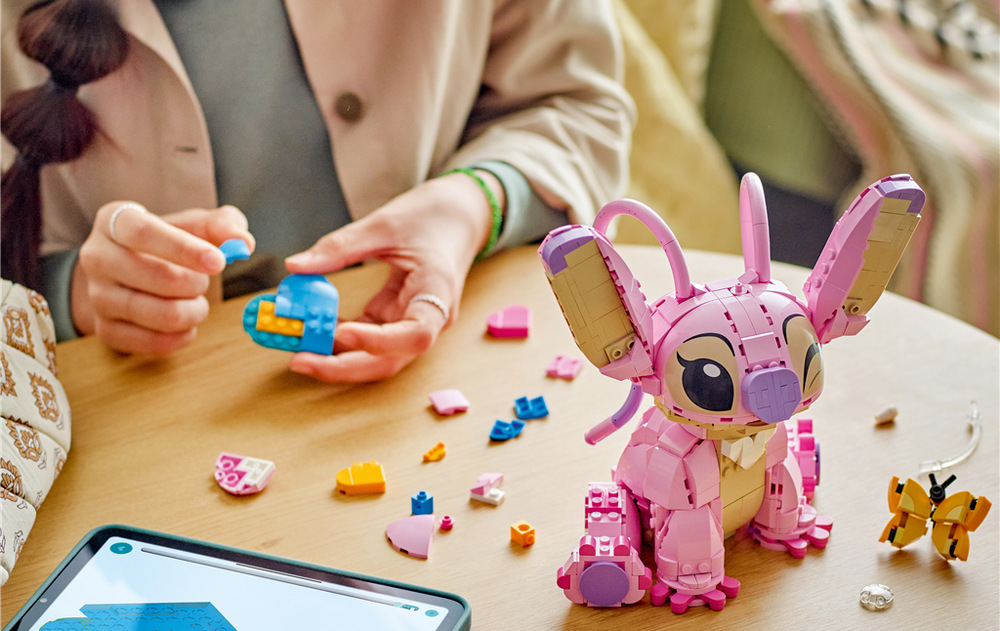 Stavebnice LEGO® │ Disney 43257 Andílek Sestavitelná létající srdíčka nebo motýl umožňují měnit vzhled Andílka podle nálady.