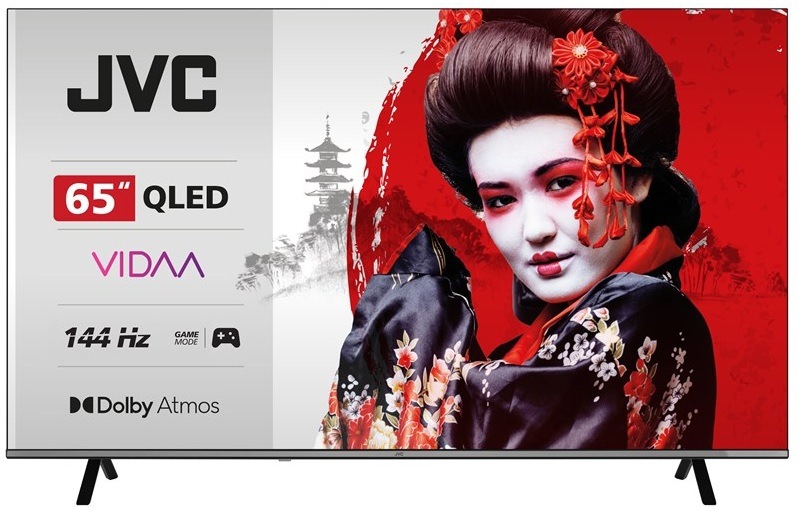 JVC TV LT-65VDQ9435 s QLED, operačním systémem VIDAA, 144 Hz DLG a zvukem Dolby Atmos. Na levé straně obrazovky jsou klíčové parametry a vpravo je zobrazena žena v tradičním japonském kimonu s výrazným make-upem, podtrhující kvalitu obrazu