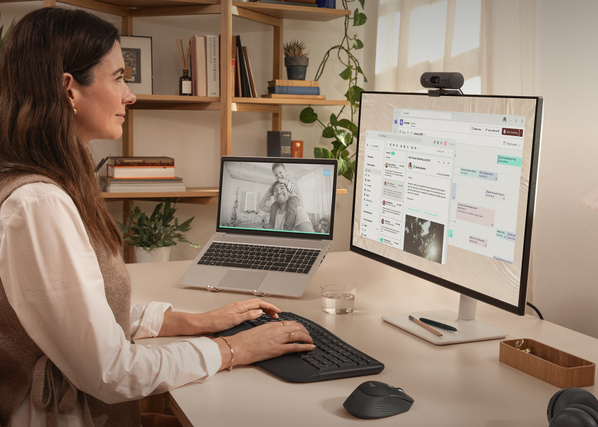 Klávesnice s myší Logitech Signature Comfort Plus MK880, US layout grafitová Pracovní prostředí s klávesnicí a myší Logitech Signature MK880 Comfort Plus v tmavém provedení