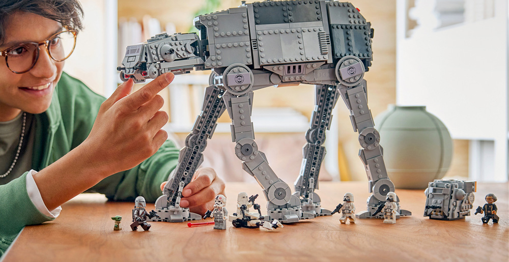 Pohyblivý AT-AT s otevíracím kokpitem a panely nabízí dostatek prostoru pro vlastní bitevní mise.