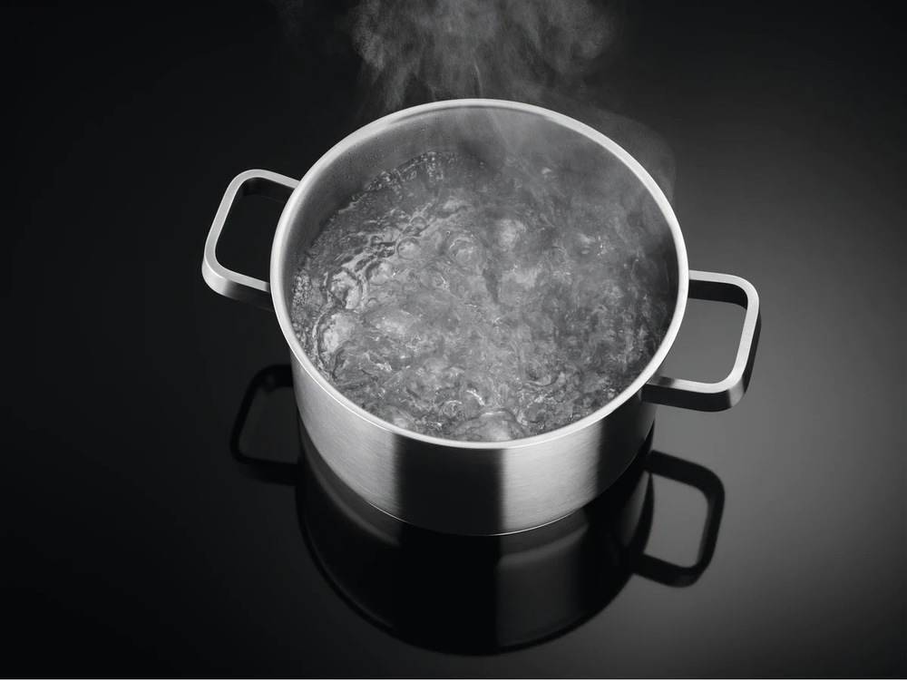 Indukční varná deska Electrolux EIS824 černá Indukční varná deska Electrolux EIS824 černá