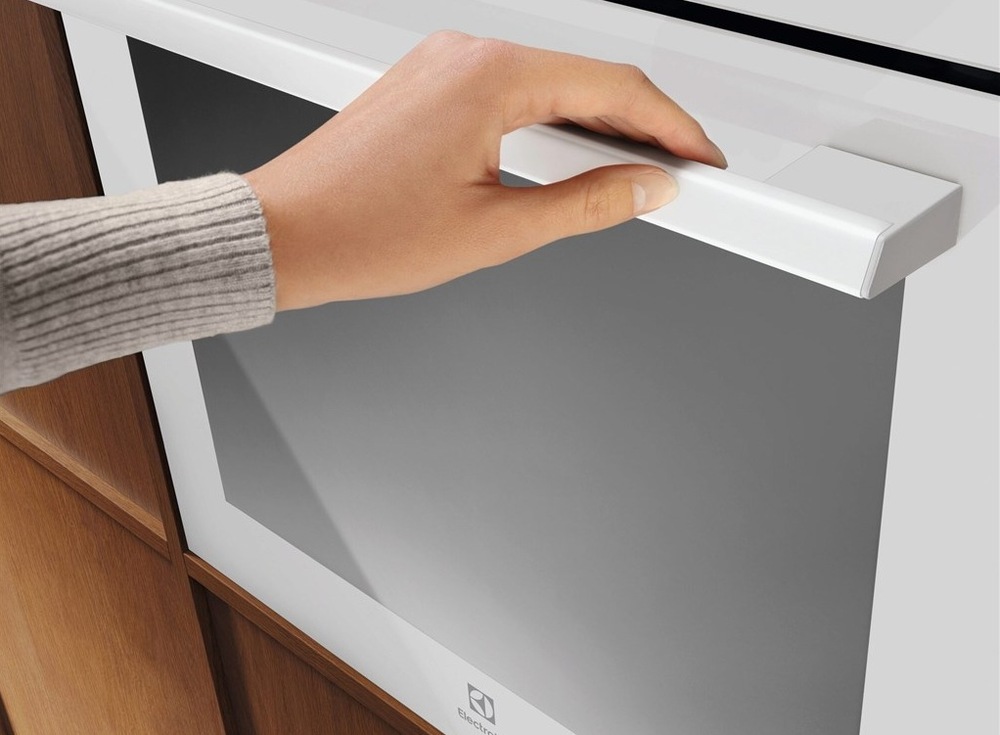Trouba Electrolux Série 700 LOE8F38V bílá Electrolux LOEF8F38V dvířka s tlumeným zavíráním