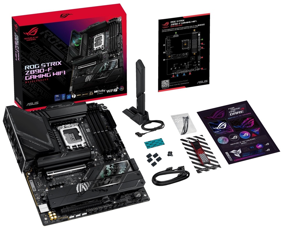 Na fotce je nahoře položená krabice ROG Strix Z890-F Gaming WiFi, pod ní leží samotná základní deska s výraznými černými pasivy a kryty M.2. Vpravo od desky je rozložené příslušenství k instalaci – vidíte Wi-Fi anténu, tištěnou dokumentaci (včetně kartičky s nákresem desky), kabeláž a drobné montážní doplňky pro disky M.2 a další ROG „drobnosti“.