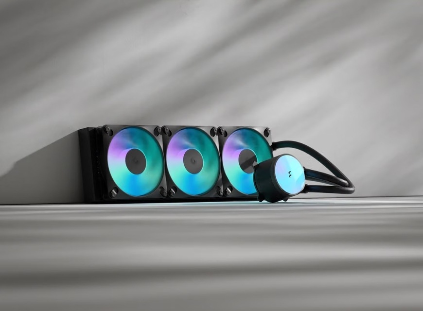 Vodní chladič FRACTAL DESIGN Radius 360 RGB Black černý FRACTAL DESIGN Radius 360 RGB Black s trojicí podsvícených ventilátorů, radiátorem a pumpou na světlém podkladu