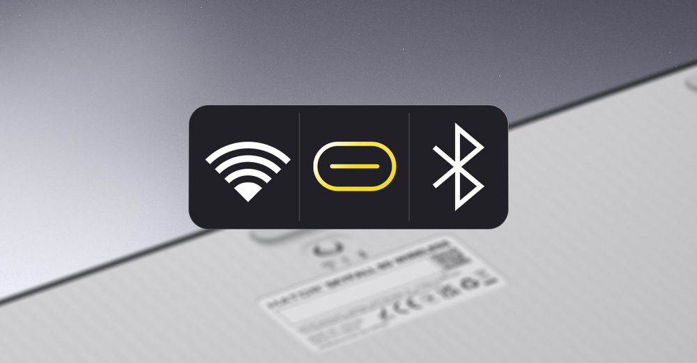 Spodní část klávesnice HATOR Skyfall Wireless se symboly tří režimů připojení