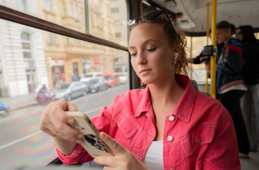 Sluchátka Sencor SEP MELLOW bílá Žena poslouchá hudbu ze sluchátek Sencor SEP MELLOW v autobusu