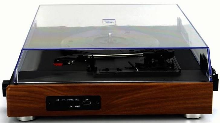 Gramofon AKAI ATT-240SP černý/hnědý detail gramofonu AKAI ATT-240SP se zavřeným průhledným krytem a ovládacím panelem na zadní straně