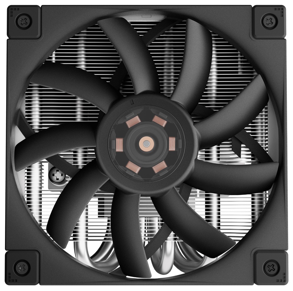 Chladič CPU DeepCool AN600 low profile černý Na obrázku je chladič CPU DeepCool AN600 (low profile) z čelního pohledu. Většinu plochy zabírá velký černý ventilátor ve čtvercovém rámu, s několika širokými lopatkami a viditelným středem motoru. Za ventilátorem jsou vidět hustá vodorovná kovová žebra chladiče a dole prosvítají stříbrné zahnuté trubičky (heatpipe) – je jich šest. V rozích rámu jsou montážní body/šrouby, které ventilátor drží na místě.