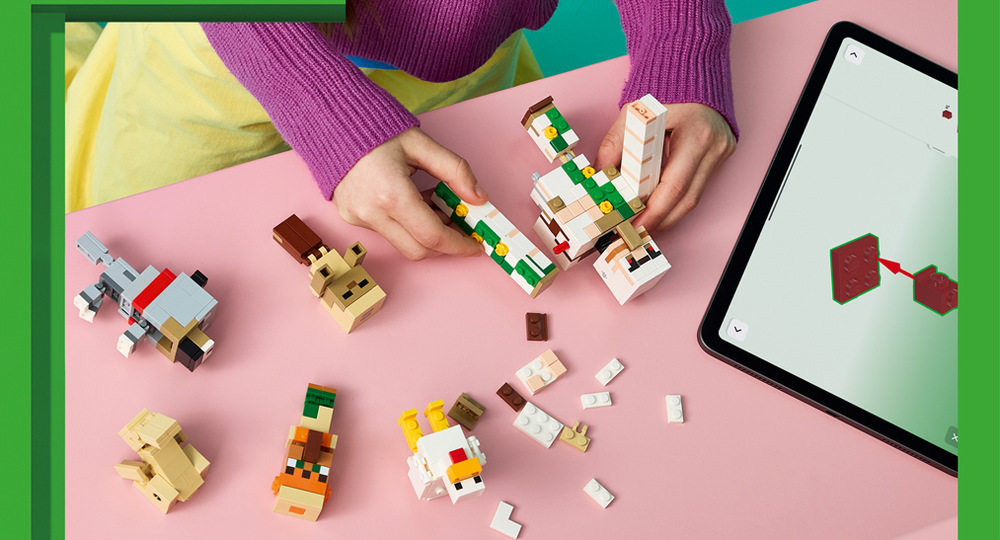 Stavebnice LEGO® Minecraft® 21592 Kuřecí žokej a útok v poušti Stavění 428 dílků LEGO spojuje kreativní tvorbu s oblíbenou videohrou a usnadňuje ho aplikace LEGO Builder.