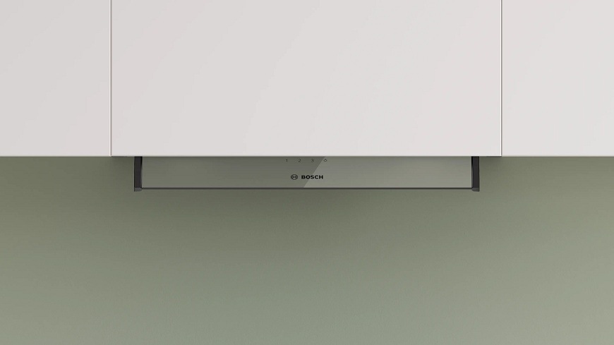 Pohled na integrovaný odsavač par Bosch DBB65CC60l, kdy je v lince vidět pouze otevřený skleněný panel