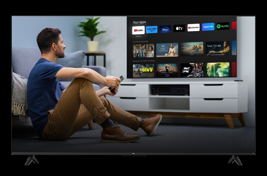 Televize TCL 65P6L v obývacím pokoji, uživatel sleduje obsah přes Google TV s přístupem k oblíbeným streamovacím aplikacím.