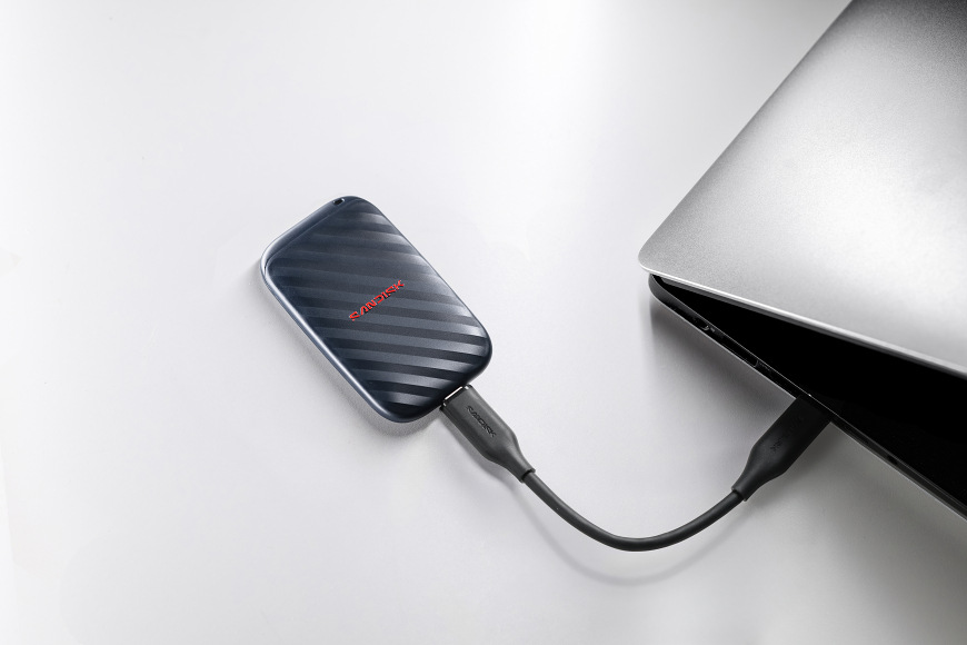 SSD externí SANDISK Portable Drive 1TB, USB 3.2 Gen 2 černý SSD připojené k notebooku pomocí USB kabelu