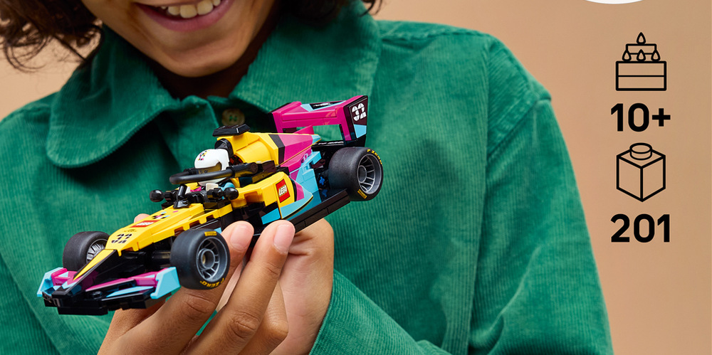 Stavebnice LEGO® Speed Champions 77258 Závodní auto F1 ACADEMY™ Minifigurka řidiče v závodním oblečení McLaren umožňuje usadit ho do kokpitu a rozehrávat vlastní závody.