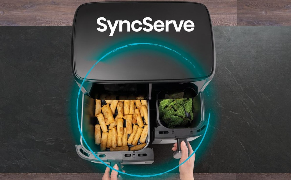 Fritéza horkovzdušná Hisense HAF2700DCD černá Funkce SyncServe zajistí stejný čas přípravy v obou koších. Na obrazku je tato funkce zobrazena. V každém koši je jina potravina.