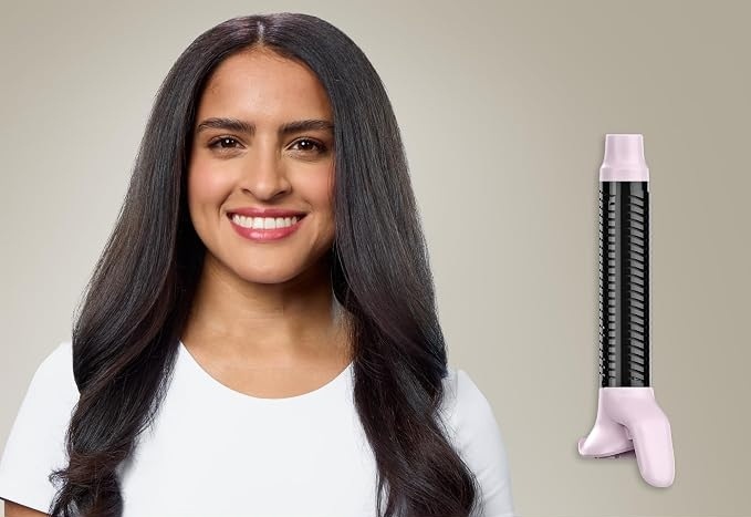 Styler Revlon One-Step RVDR5376E Pink Titanium 5v1 růžová Usmívající se žena s vlasy upravenými do hladkých volných vln, vedle ní je samostatně zobrazená kulma s prouděním vzduchu