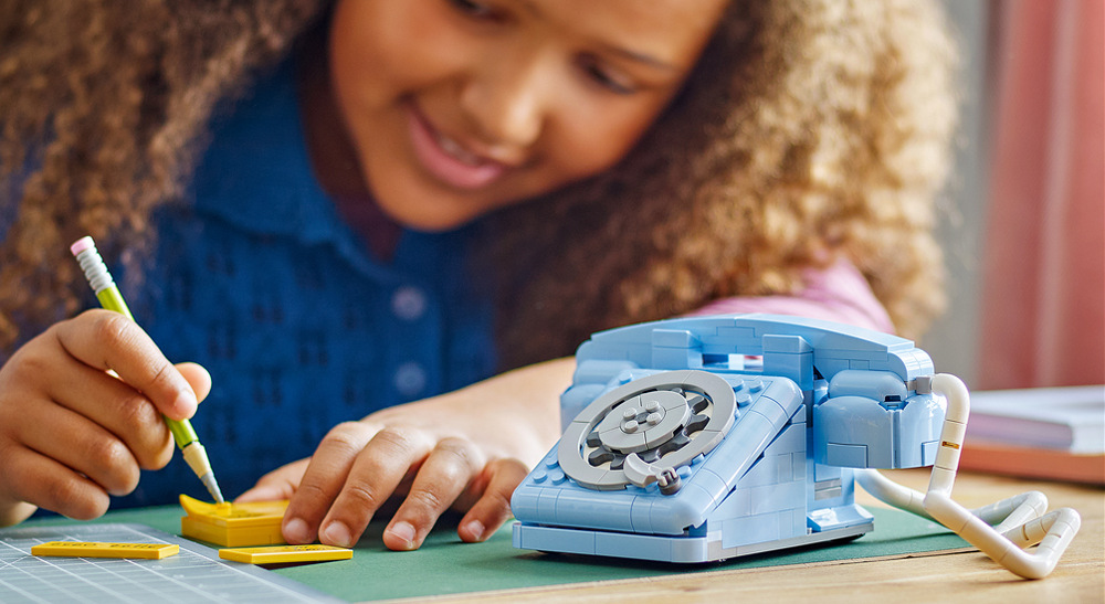 Stavebnice LEGO® Creator 3 v 1 31174 Retro telefon Telefon ze 60. let nabízí pohyblivé sluchátko, otočnou číselnici, tužku a poznámkový blok pro hraní.
