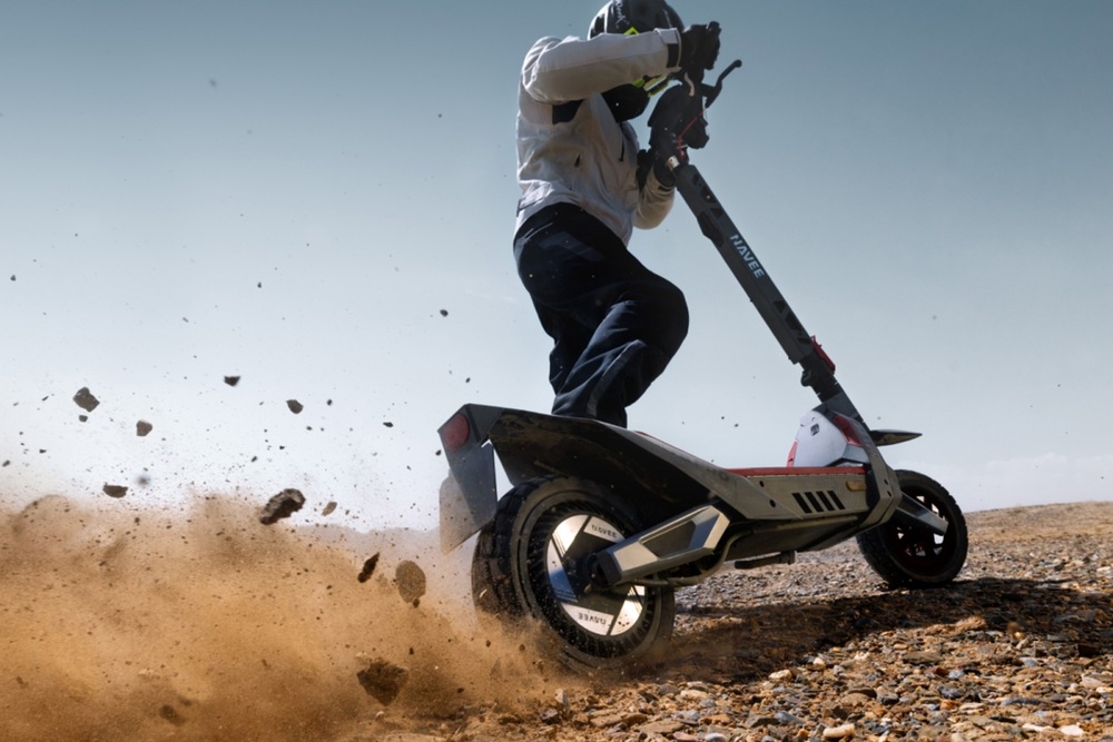 Elektrická koloběžka NAVEE XT5 Max šedá Muž překonává terén s koloběžkou NAVEE XT5 Max