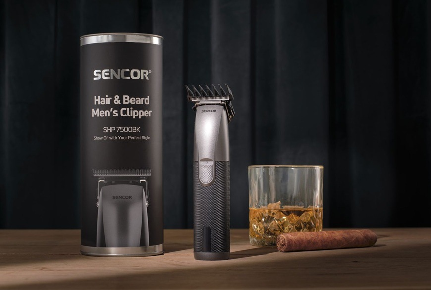 Zastřihovač vlasů Sencor SHP 7500BK černý Stylový zastřihovač vlasů Sencor SHP 7500BK je postaven vedle cestovního pouzdra. Whisky s doutníkem dodávají obrázku mužný podtext.