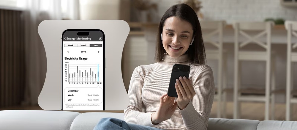 Pračka LG F4X5013TLC bílá Žena ovládá pračku pomocí chytré aplikace v telefonu