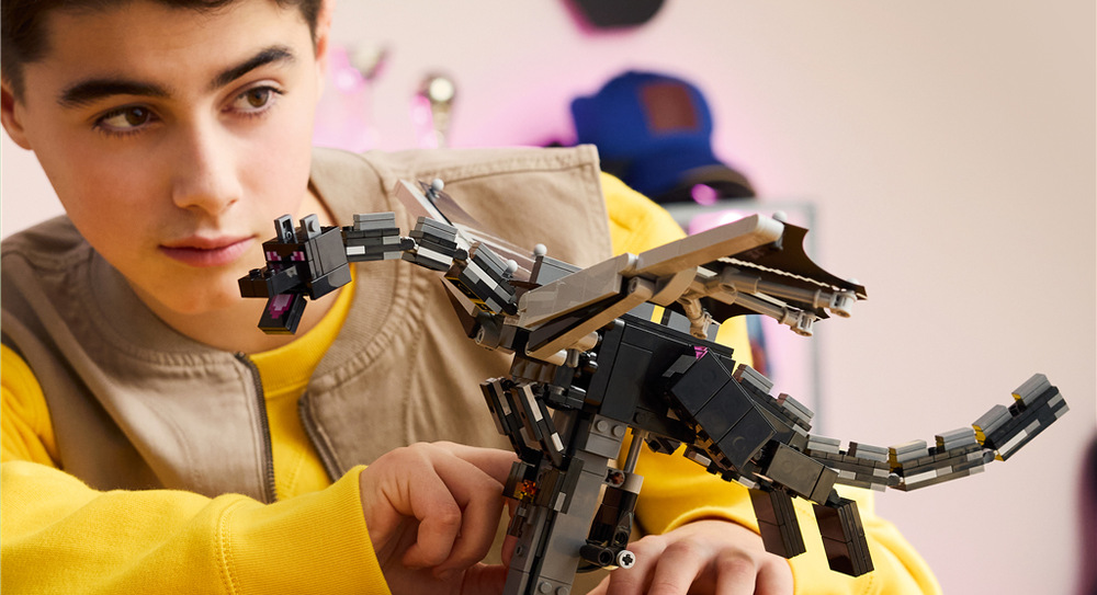 Stavebnice LEGO® Minecraft® 21595 Drak z Enderu Model Draka z Enderu přenese ikonického tvora z Minecraftu z obrazovky přímo do dětského pokoje.