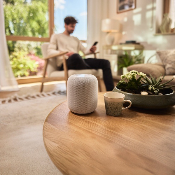Zavlažovací počítač Gardena Smart Dual 19034-20 Muž ovládá zavlažování pohodlně z domova pomocí chytrého telefonu.