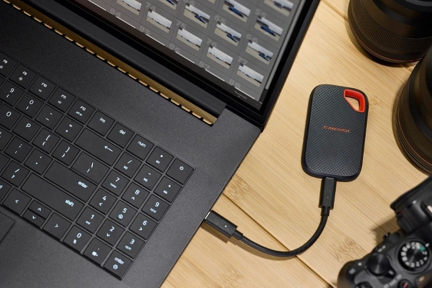 SSD externí SANDISK Extreme Portable 2TB, USB-C Gen2x2 černý SSD připojené k notebooku přes USB-C kabel