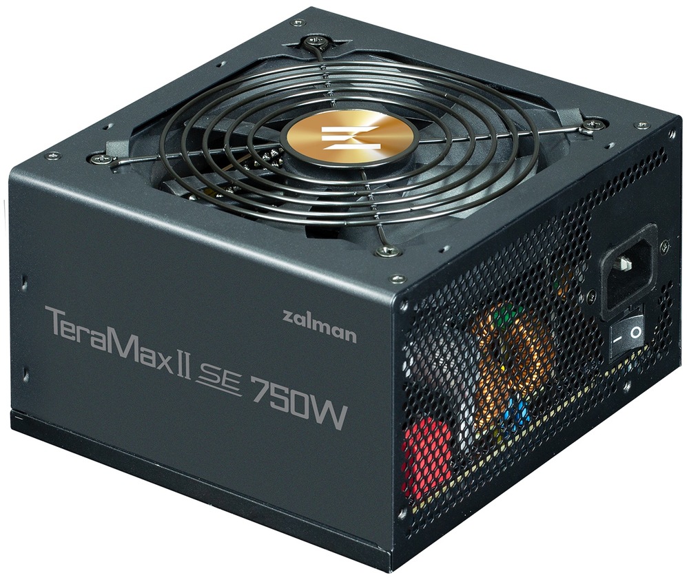 Na obrázku je napájecí zdroj Zalman TeraMax II SE 750W zachycený šikmo zepředu. V horní části je vidět ventilátor s kruhovou ochrannou mřížkou a na čelní straně panel modulární kabeláže s popisy pro PCI-E/CPU, SATA/IDE, 12V-2x6 a 24PIN. Na levém boku je nápis TeraMax II SE 750W. Fotografie ukazuje technický detail zdroje určeného pro výkonné počítačové sestavy.