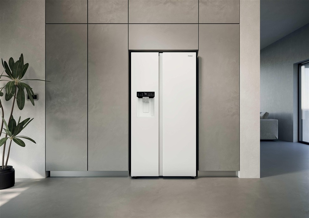 Americká lednice Haier HSW79F18DIGW bílá/sklo Chladnička amer. Haier HSW79F18DIGW v moderním interiéru