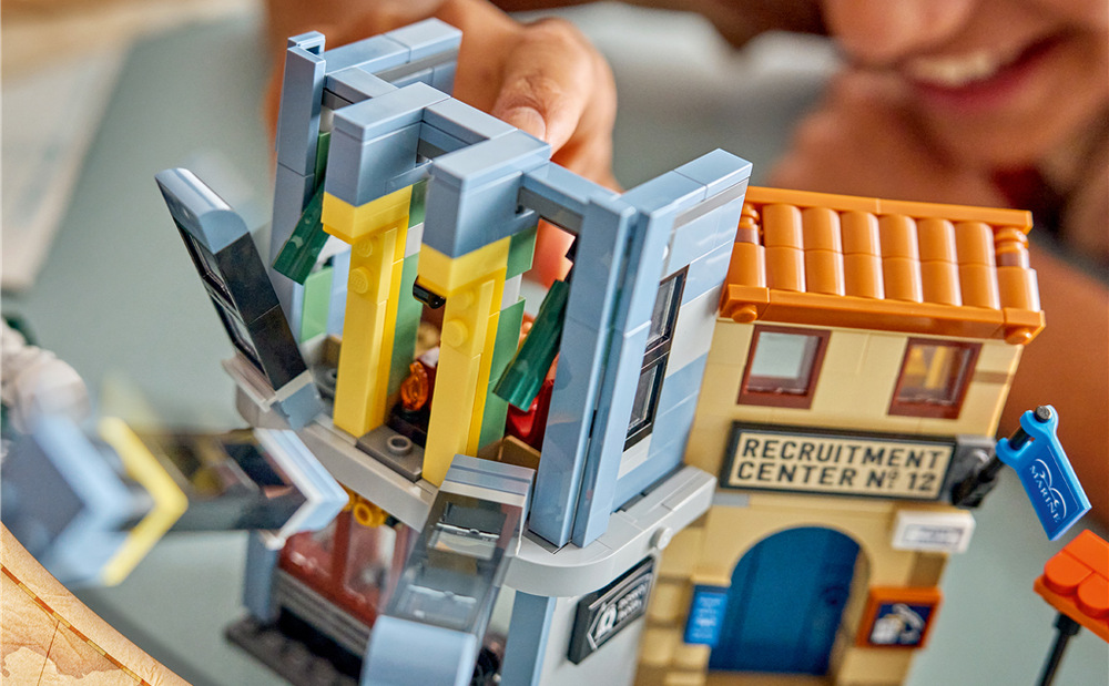 Stavebnice LEGO® ONE PIECE 75642 Souboj s kapitánem Smokerem Rušný trh v Loguetown ukrývá obchod s katanami, náborové středisko námořnictva i barevný stánek s rybami.
