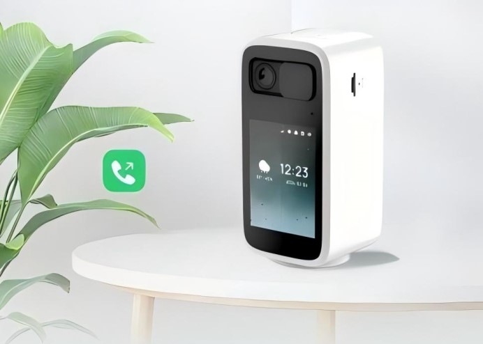 IP kamera IMMAX NEO LITE SMART Security BLOCK bílá IP kamera IMMAX NEO LITE SMART Security BLOCK stojící na stolku v místnosti