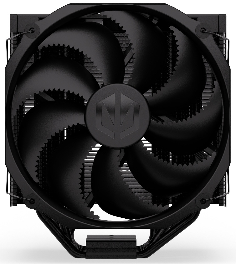Na obrázku je chladič CPU ENDORFY Fortis 5 Black z čelního pohledu. Většinu plochy zabírá velký černý ventilátor s více lopatkami a kulatým středem s logem. Za ventilátorem jsou skrz mezery vidět hustá kovová žebra chladiče. Po stranách jsou patrné drátěné spony, které ventilátor drží na místě, a dole uprostřed je základna se svazkem zahnutých trubiček, které vedou teplo do žeber.