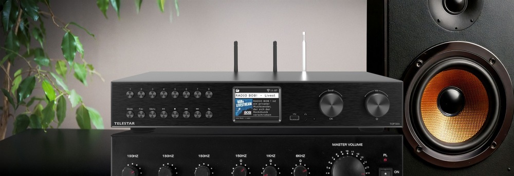 Internetový radiopřijímač s DAB+ Telestar TOP 500 černý Hi-Fi tuner Telestar TOP 500 zapojený v audio sestavě vedle reproduktoru s velkým měničem