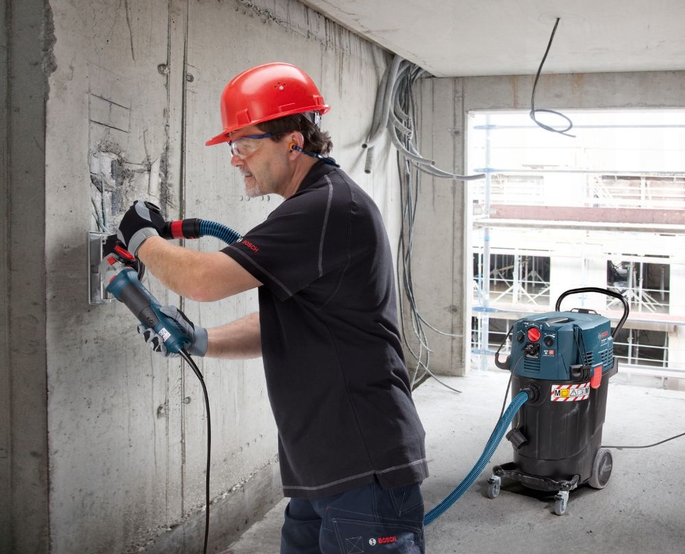 Průmyslový vysavač Bosch Professional GAS 55 M AFC disponuje velkou nádobou o objemu 55 litrů