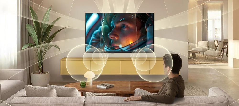 Televize LG 43LB6500 v obývacím pokoji s prostorovým zvukem při sledování filmu
