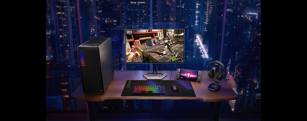 Herní monitor Lenovo Legion Pro 32UD-10 černý/bílý Herní sestava na stole s výhledem na noční město v pozadí. Obsahuje počítač, monitor s herní funkcí, RGB klávesnici a myš, chytrý telefon a sluchátka.